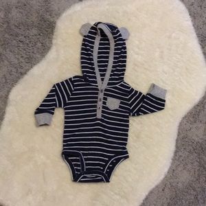 ⭐️ (3 for $9) Carter’s Long Sleeve Hooded Bodysuit